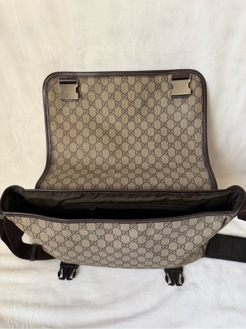 Gucci GG Supreme Interlocking G Crossbody - Picture 14 of 15
